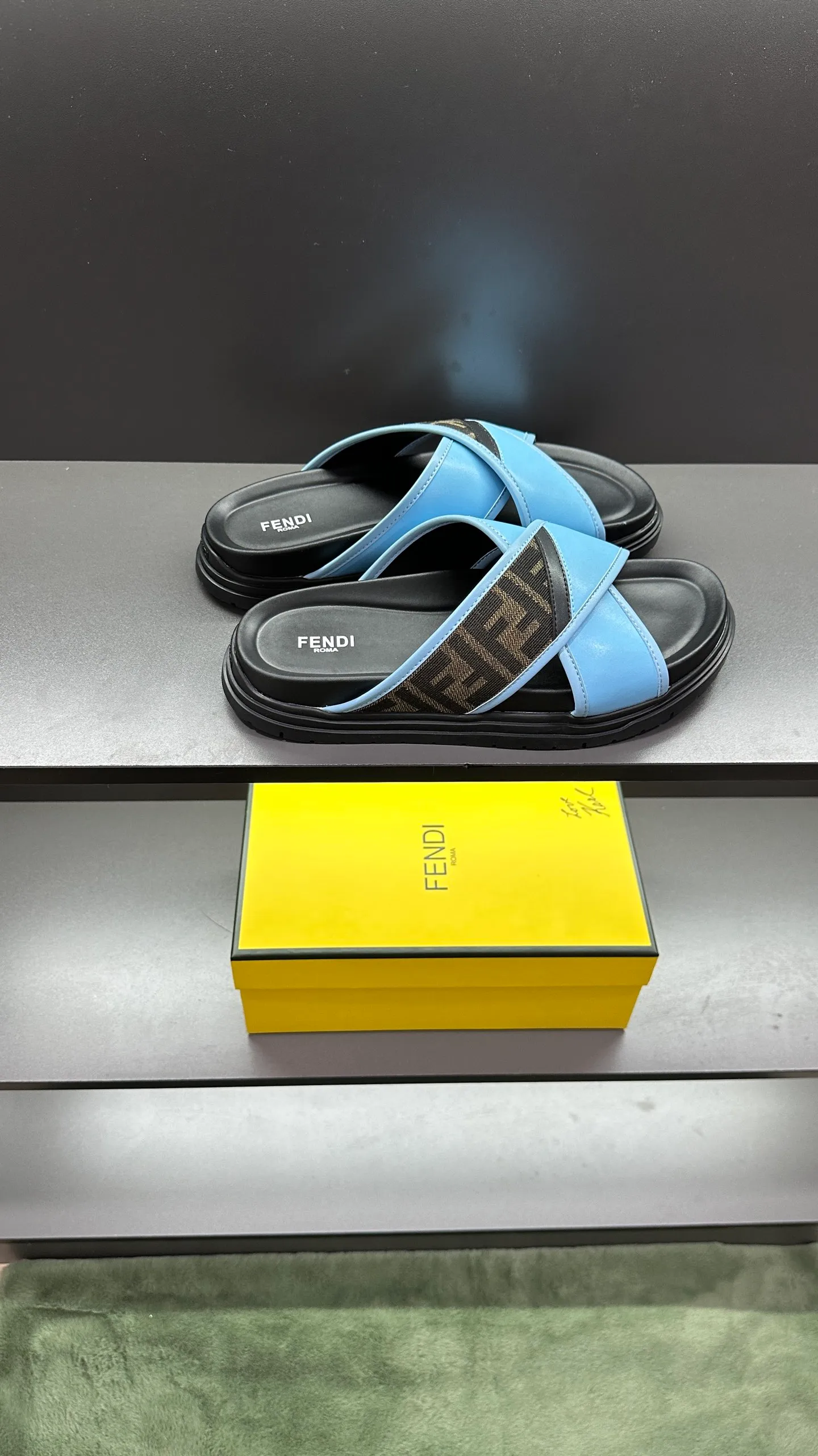 P300 [Fendi Slippers] High-end men's shoes brand, official website 1:1 latest masterpiece: original mold customization, fabrics made of imported original materials, upgraded outsole, lighter and non-slip. The market's top quality, simple yet tasteful, a must-have for fashionistas, fashionable at your feet, full of confidence, the same style at the counter 👍The season of summer slippers is here. Code: 38-45, 46 order